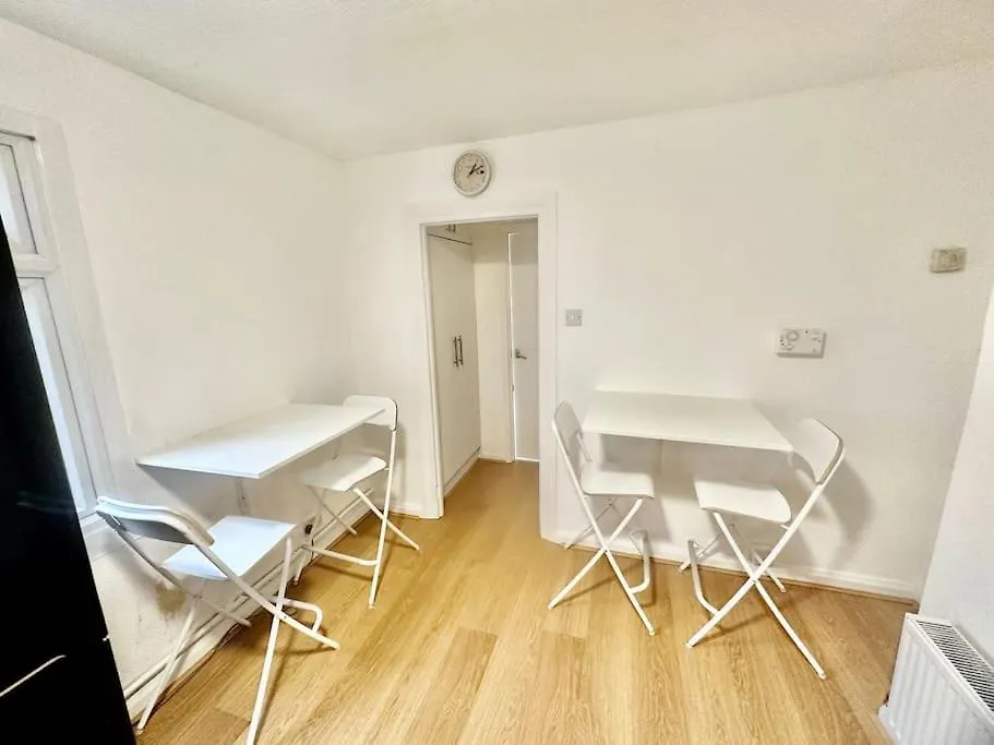Cosy Two Bedroom Apartment,Se13 London 0*,